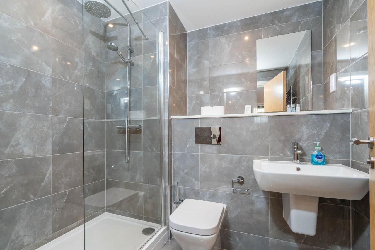 Maevela Apartments - Luxury Broad St Apartment - 2 Bed, 2 Bath - City Centre/Cube/Mailbox - With Underground Parking ✓- L Shape Sofa, Large 50 Inch Smart Tv With Free Netflix & Wifi Birmingham Exterior photo